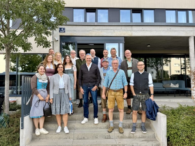 Gruppenfoto kurz vor der Fahrt zum Oktoberfest mit den Teilnehmerinnen und Teilnehmern der 1200Grad Leserreise zu Collomix. Alle Fotos: Redaktion