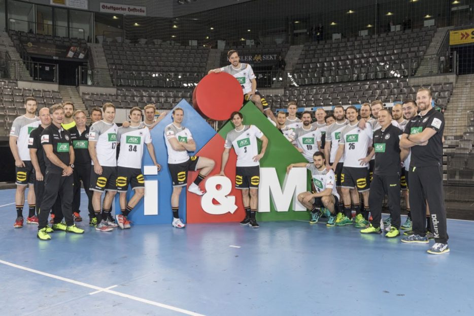 Waren live beim vorletzten Testspiel zur Handball EM 2018 dabei: Dr. Wolfgang Kömpf, Vorsitzender des Markenbeirates i&M Bauzentrum und Claudia Vietze, verantwortliche Projektbetreuerin der Eurobaustoff. Foto: Eurobaustoff
