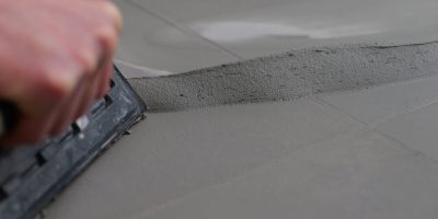 Der neue Fugenmörtel bietet eine erhöhte Farbkonstanz und sorgt für ein gleichmäßiges Fugenbild – unabhängig von der Wasseraufnahme des jeweiligen Belags. Das reduziert das Risiko von Schattierungen oder ungleichmäßigen Farbtönen und schafft Sicherheit. ARDEX G 11 eignet sich für klassische Wohnbereiche ebenso wie für öffentliche Gebäude mit viel Publikumsverkehr. DAMIT DIE FARBE HÄLT, WAS
