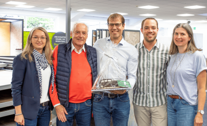 Auf dem Foto zu sehen sind (von links): Michaela Krabbe (Einkauf, Fliesen Hüning), Herbert Niklas, Roland Hüning (Geschäftsführung, Fliesen Hüning), Stefan Paßerschroer (Ausstellungsleiter, Fliesen Hüning) sowie Jutta Loskamp (Einkauf, Fliesen Hüning).