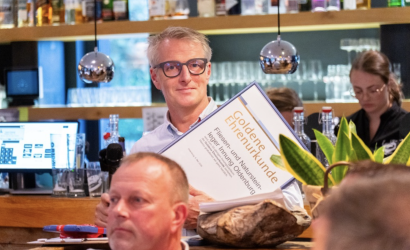 Die Goldene Ehrenurkunde für seine Innung bleibt an diesem Tag nicht die einzige Würdigung. Was Obermeister Stefan Bohlken hier noch nicht weiß: Gleich wird ihm der Goldene Meisterbrief verliehen (Bild: Kreishandwerkerschaft Oldenburg).