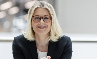 Dr. Kathrin Hein ist Vorstandsvorsitzende des Industrieverbands Klebstoffe e.V. Sie
verantwortet bei der Henkel AG & Co. KGaA als Corporate Vice President das
Klebstoffgeschäft für Konsumgüter in EIMEA.
Foto: Henkel