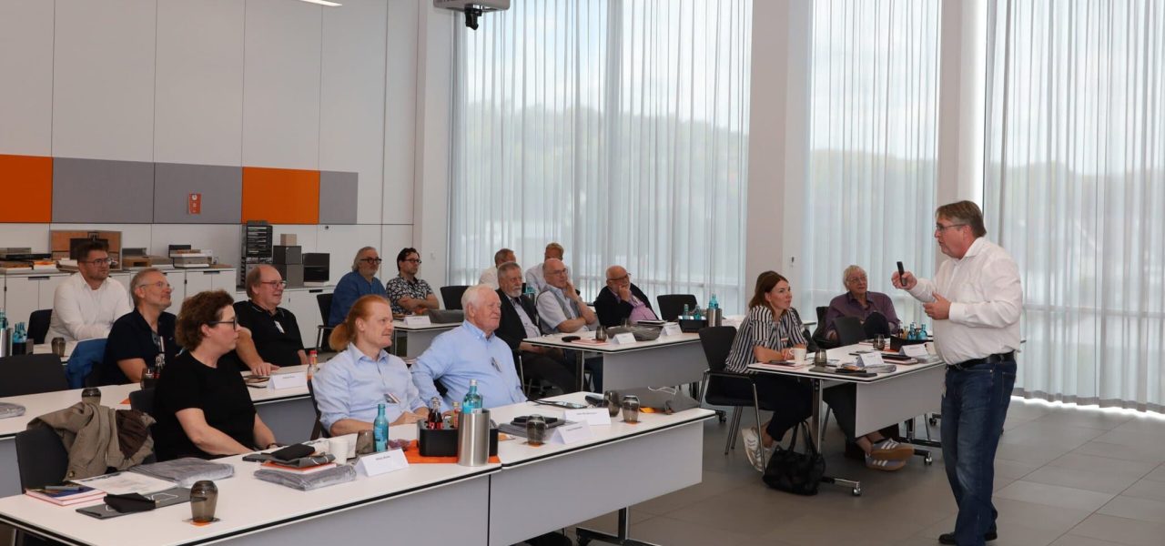Schlüter-Referent Klaus-Dieter Berger stellte den Teilnehmenden funktionale und attraktive Systemlösungen für die Verlegung von Keramik vor. Fotos: Schlüter-Systems.