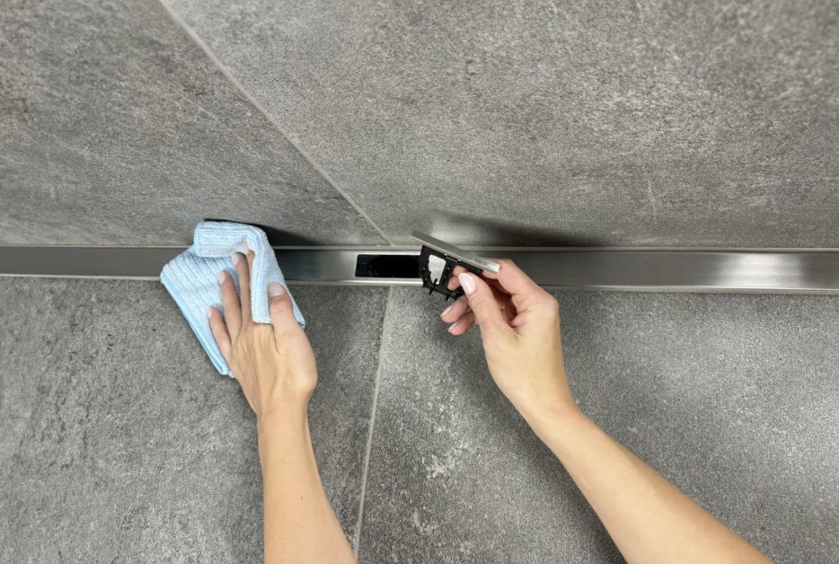 Und auch für Hygiene ist gesorgt: Der Ablauftopf mit Schwanenhals ist dank seiner speziellen Kontur ohne Kanten im Inneren nahezu selbstreinigend. Ein Haarfänger an der Abdeckung fängt Haare und andere Rückstände ab. Zudem kann der Haarfänger einfach entnommen und gereinigt werden.